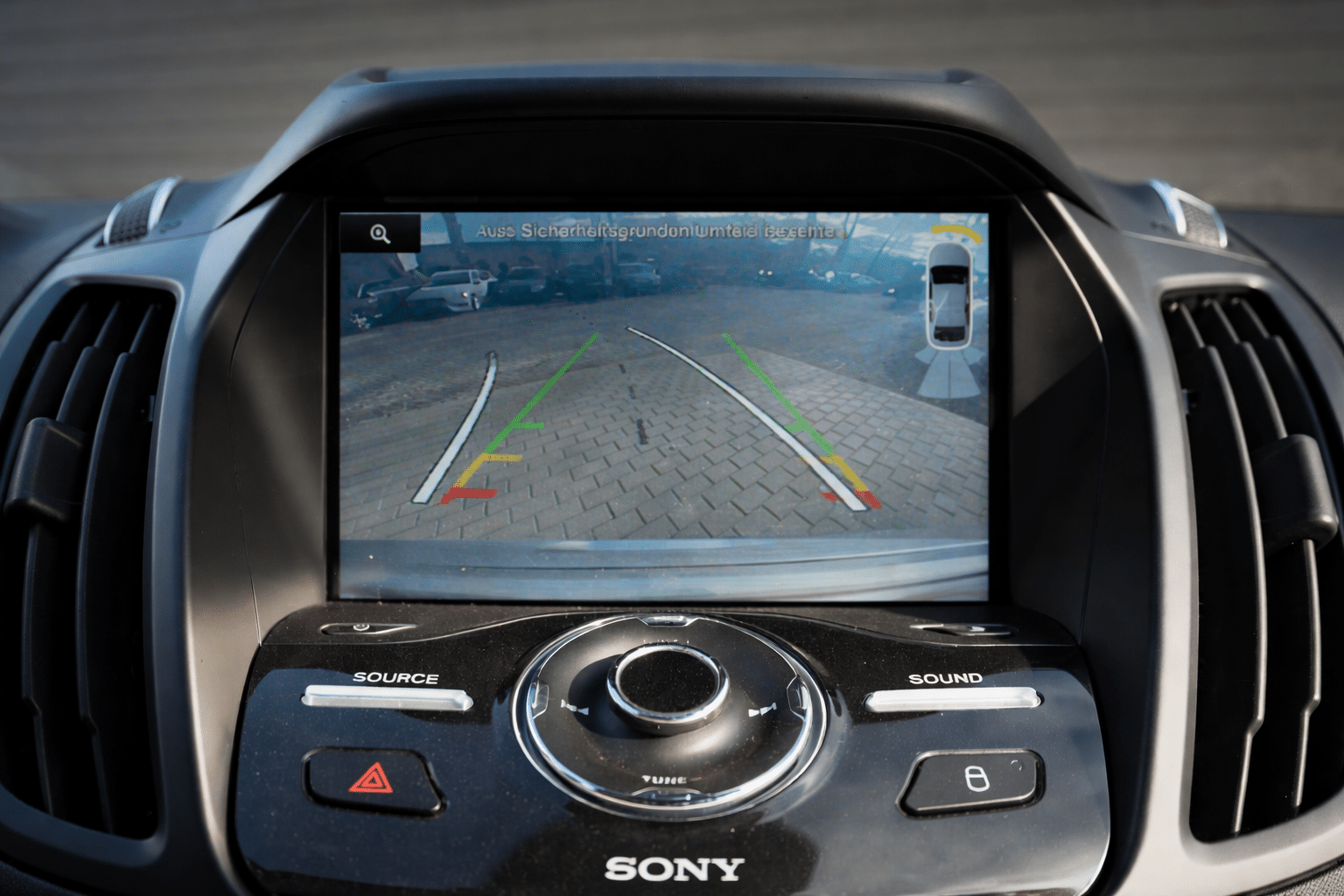 Infotainment screen with parking guidelines