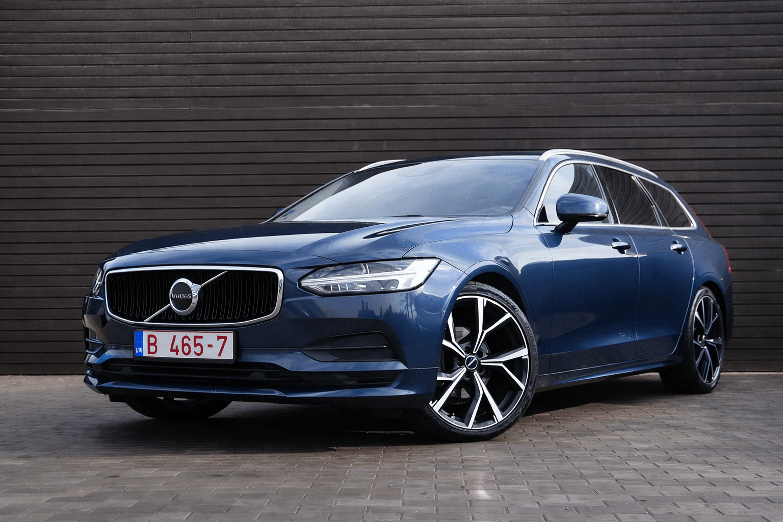 Shiny Volvo V90 against wooden backdrop (1)