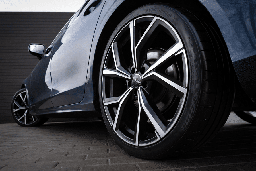 Volvo alloy wheel with Continental tire