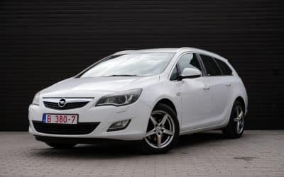 Opel Astra 2012. gada