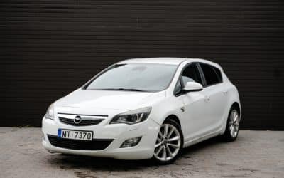 Opel Astra 2012. gada